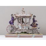 Gruppo in porcellana policroma raffigurante carrozza. XVIII secolo. Reca all'interno dame. (