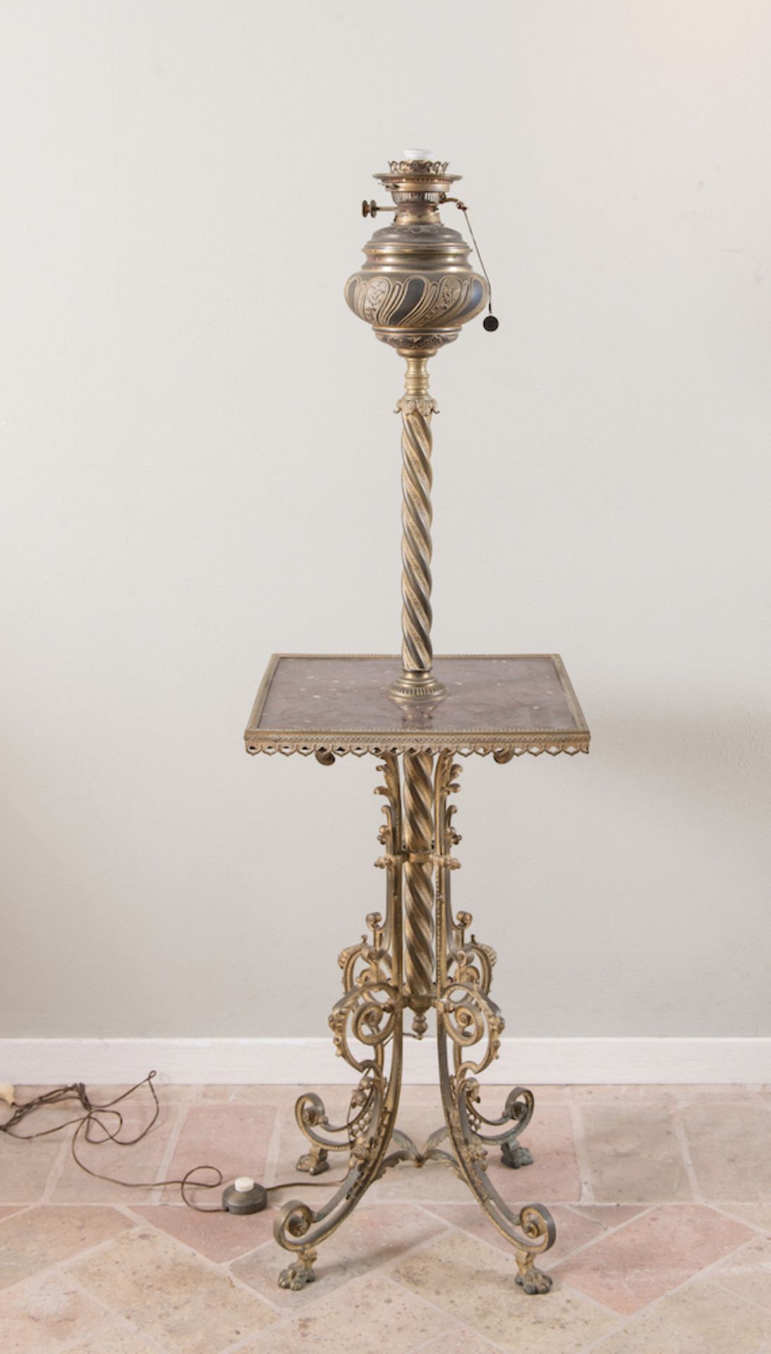 Lampada con tavolino. Fine XIX secolo. Realizzata in ottone dorato con piano in marmo rosso. Cm 161x