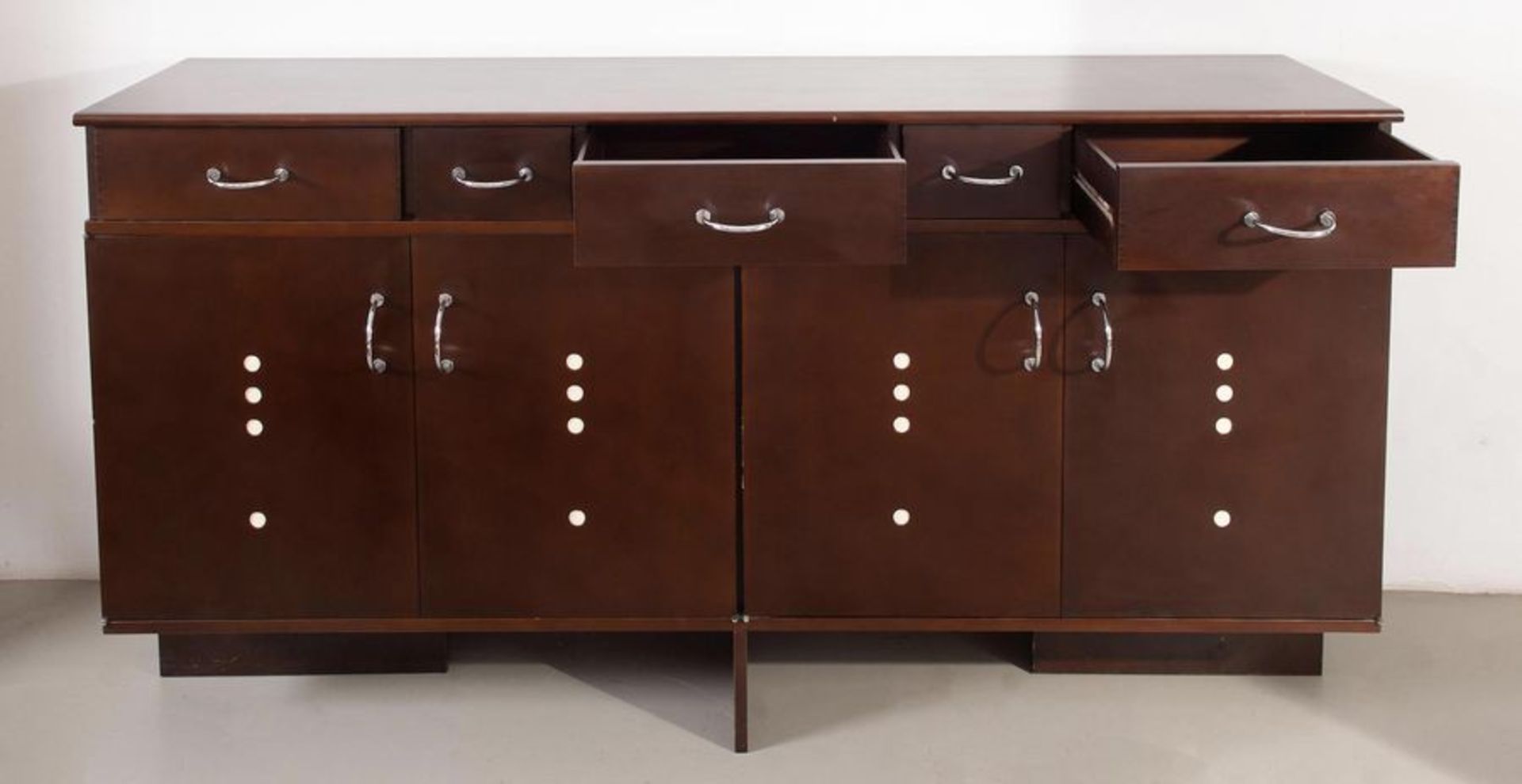 GIANDOMENICO BELOTTI Credenza in legno di noce con ripiani interni in vetro e maniglie in metallo cr - Image 7 of 9