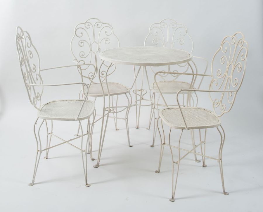 Quattro sedie con tavolo in ferro battuto. Prod. Italia, 1970 ca. Tavolo: cm 71,5x76,5; sedie: cm 98