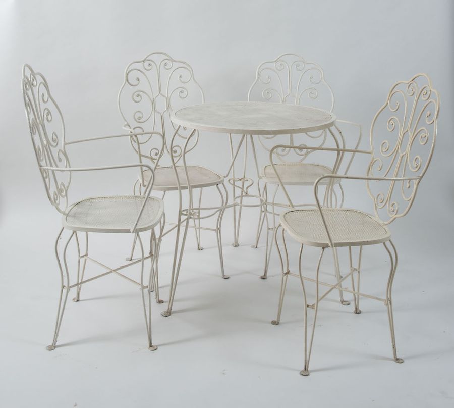 Quattro sedie con tavolo in ferro battuto. Prod. Italia, 1970 ca. Tavolo: cm 71,5x76,5; sedie: cm 98 - Image 2 of 2