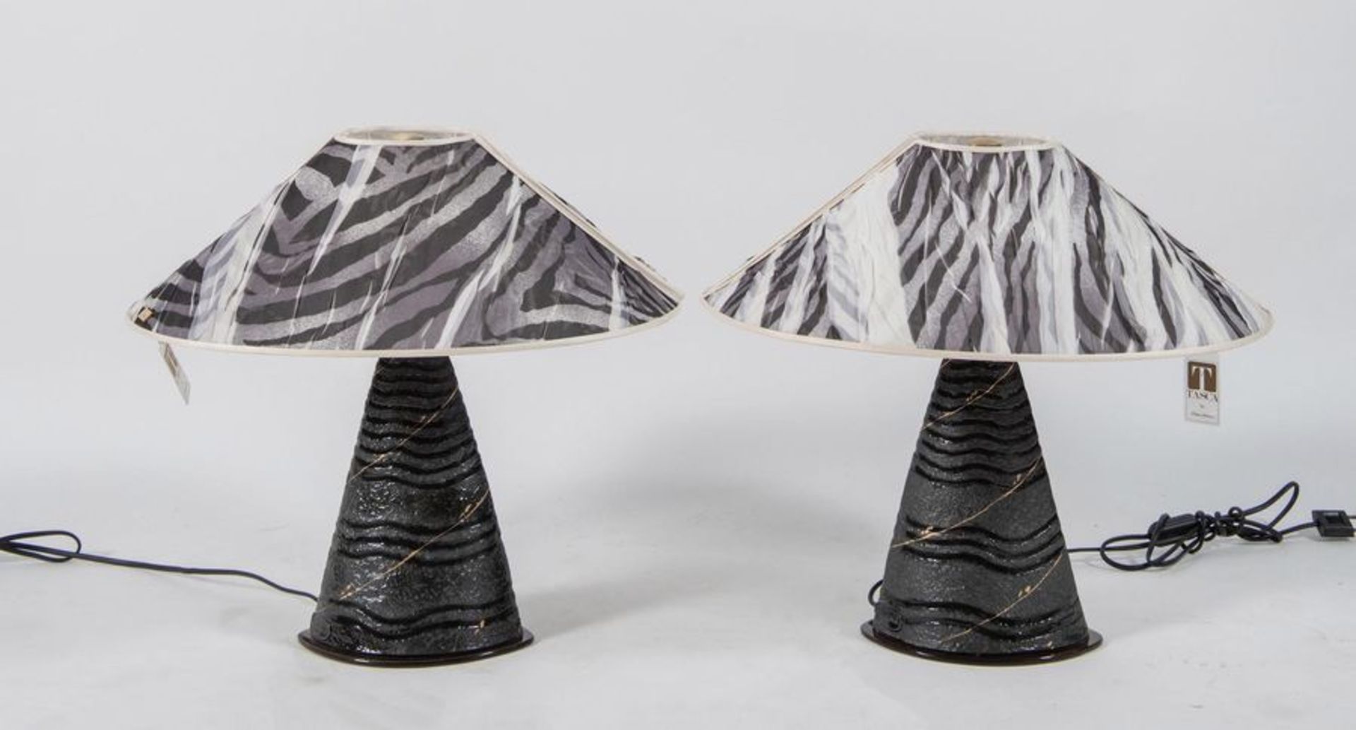 TASCA Coppia di lampade da tavolo in ceramica dipinta e struttura in ottone con paralume in tessuto; - Bild 2 aus 4