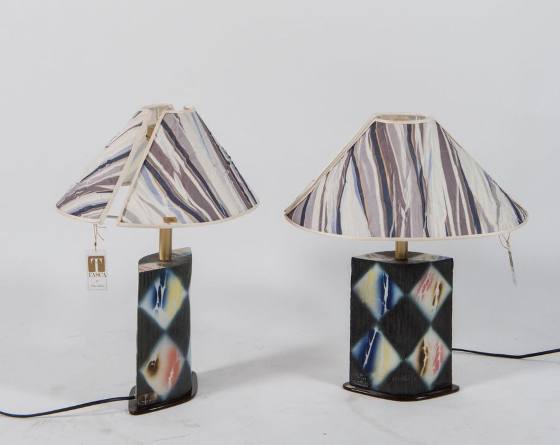 TASCA Coppia di lampade da tavolo in ceramica dipinta e struttura in ottone con paralume in tessuto; - Bild 2 aus 4