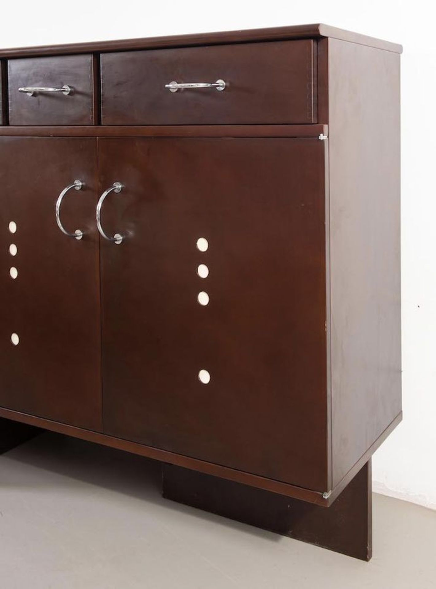 GIANDOMENICO BELOTTI Credenza in legno di noce con ripiani interni in vetro e maniglie in metallo cr - Image 3 of 9