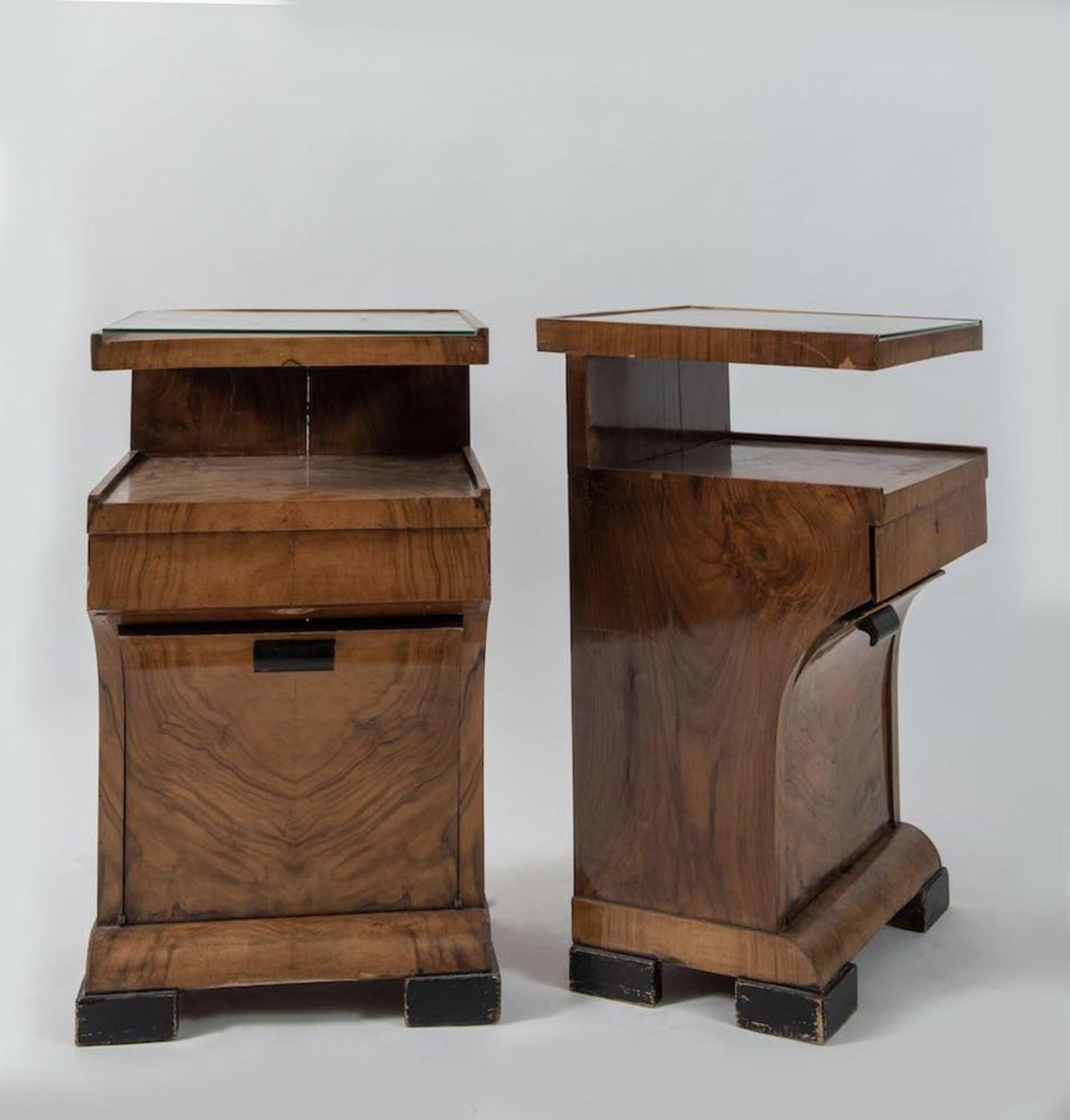 Coppia di comodini in legno con piano in vetro. Prod. Italia, 1940 ca. Cadauno di cm 72x41,5x41,5. - Image 3 of 3