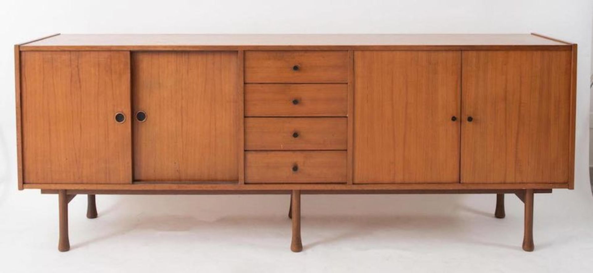 Credenza in legno. Prod. Italia, 1970 ca. Cm 79x206x44,5.