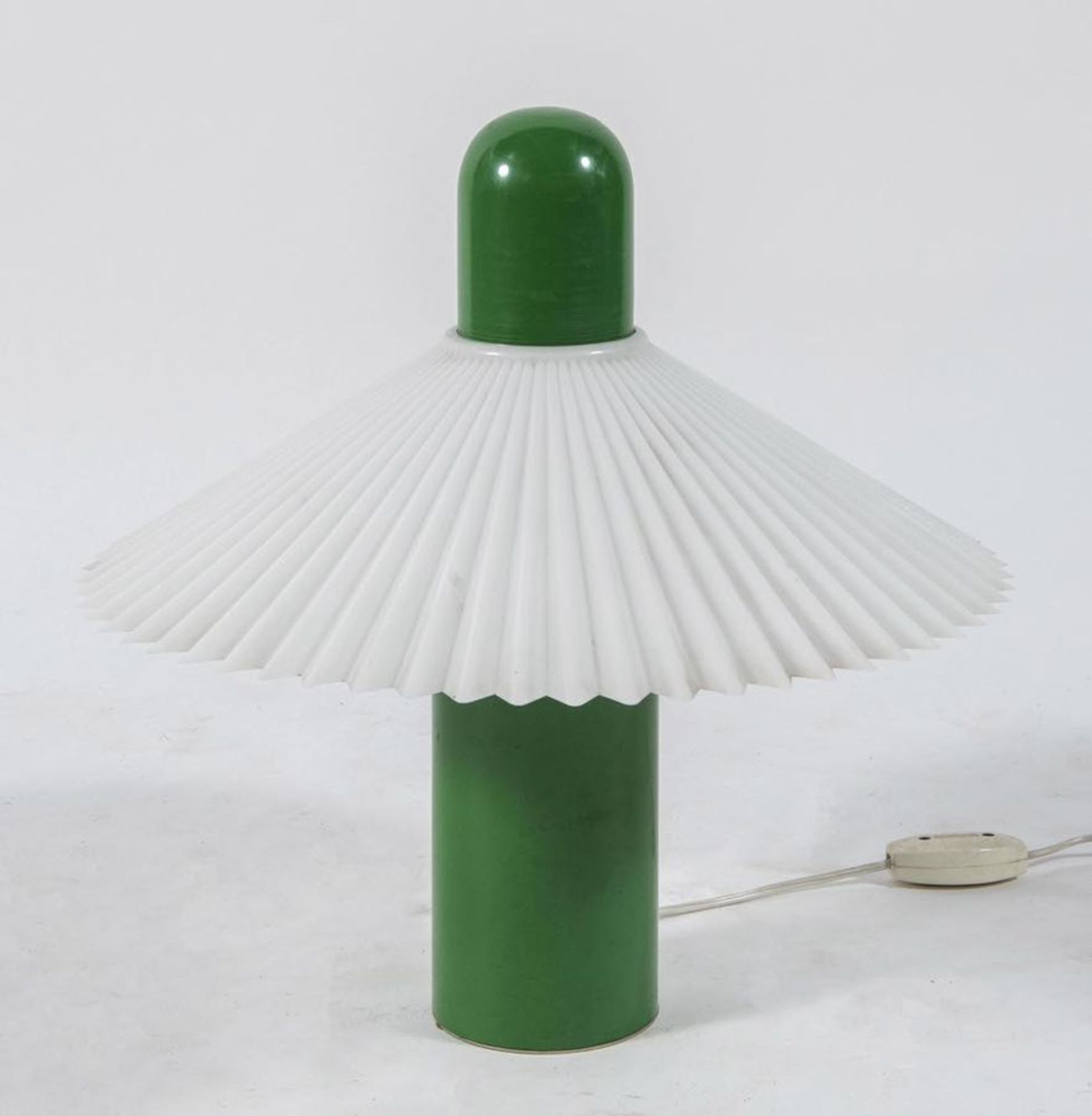 Lampada da tavolo con struttura in metallo e paralume in plastica. Prod. Italia, 1970 ca. Cm 45x45x4