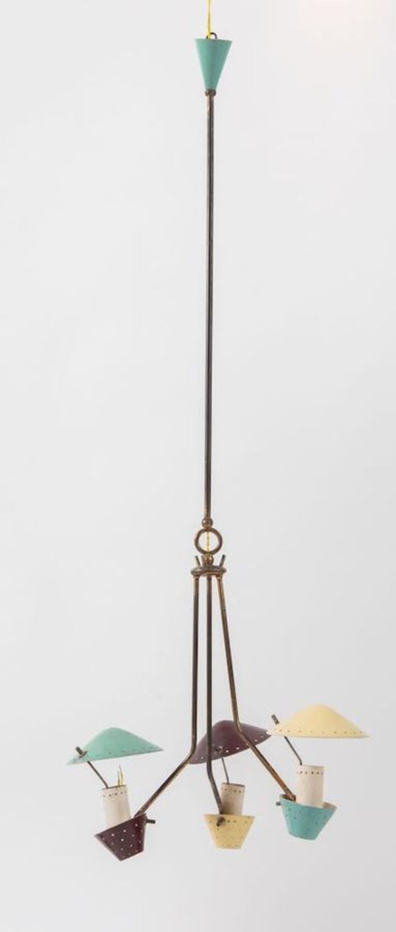 Lampadario a tre luci in ottone e metallo. Prod. Italia, 1950 ca. Cm 106x40x40. - Bild 2 aus 2