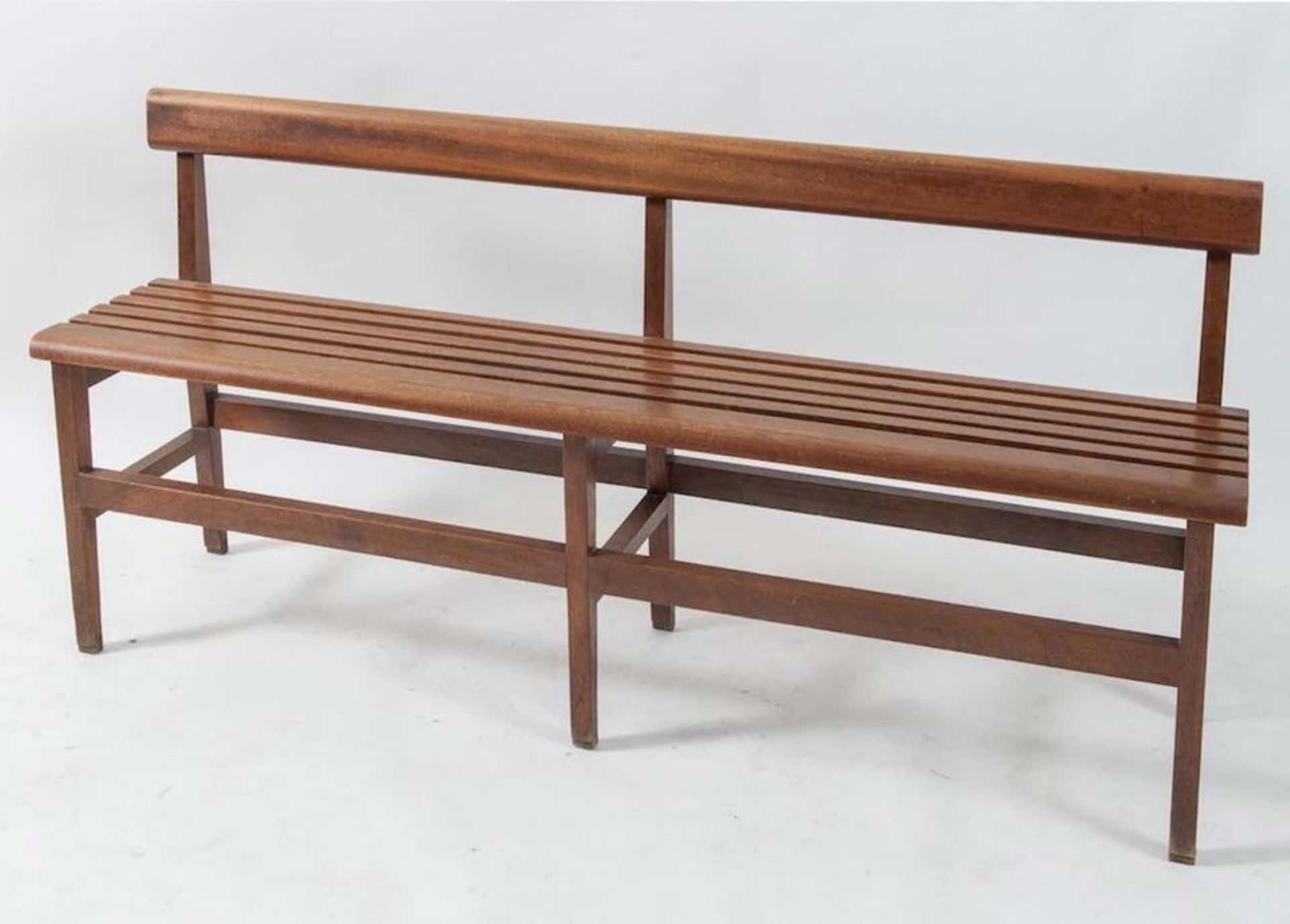 Coppia di panche in legno. Prod. Italia, 1960 ca. Cadauna di cm 70,5x154x34. - Image 2 of 3