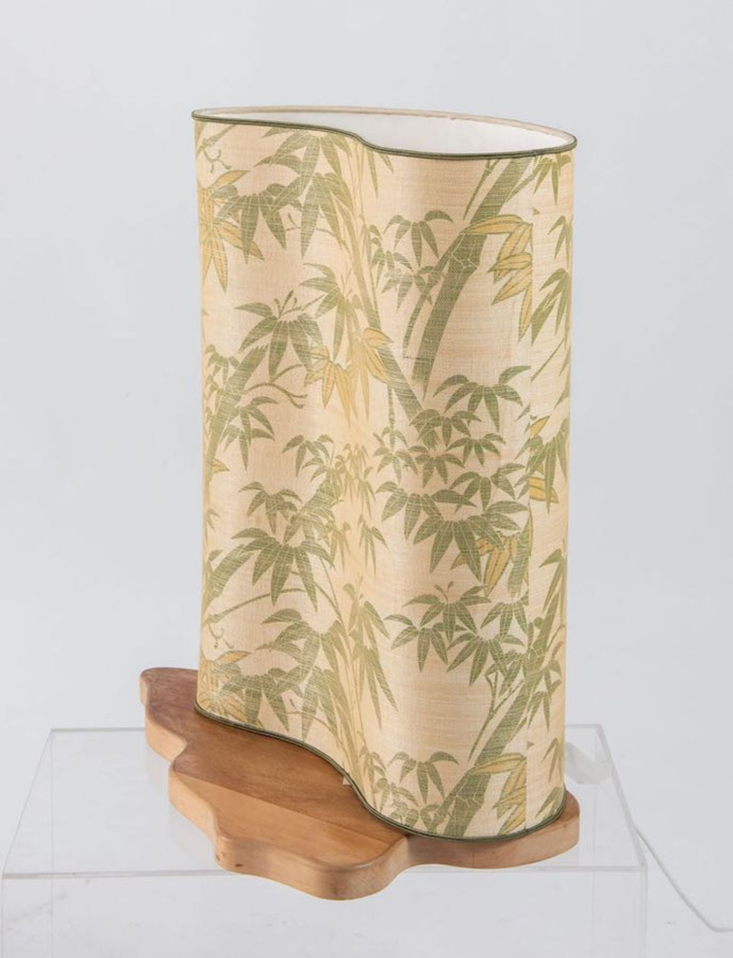 Lampada da tavolo con base in legno e paralume in tessuto. Prod. Italia, 1970 ca. Cm 63x52x26. - Bild 2 aus 2
