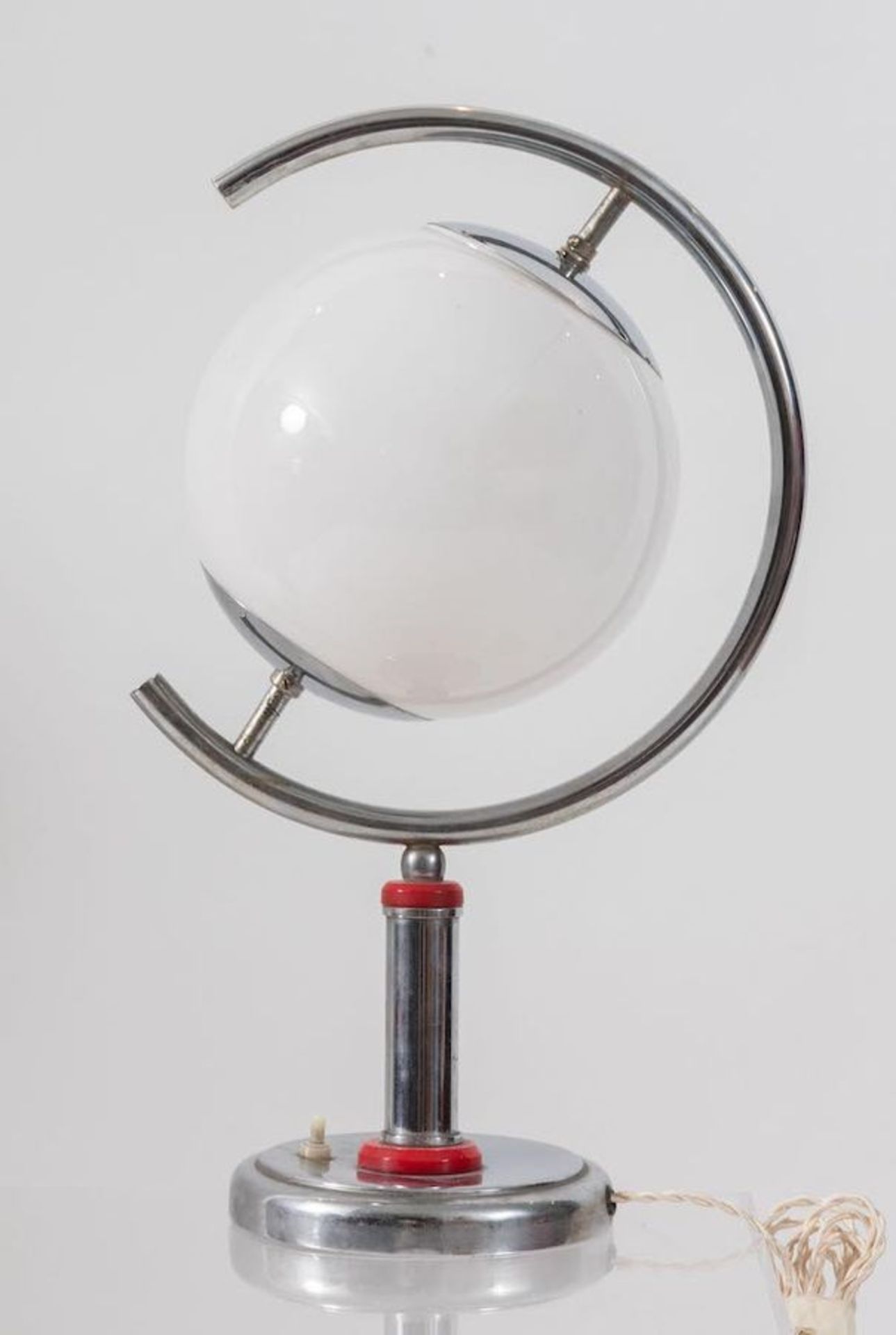 Lampada in metallo con sfera in vetro. Prod. Italia, 1940 ca. Cm 48x26x26.