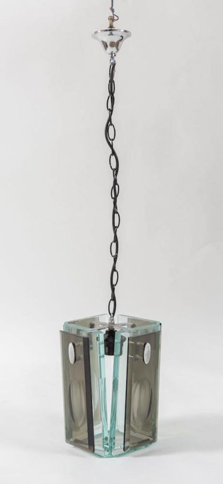 Lampadario in vetro molato con struttura in metallo. Prod. Italia, 1970 ca. Cm 100x24x24.