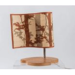 Lampada da tavolo con base in legno e paralume in tessuto. Prod. Italia, 1970 ca. Cm 54x39x58.