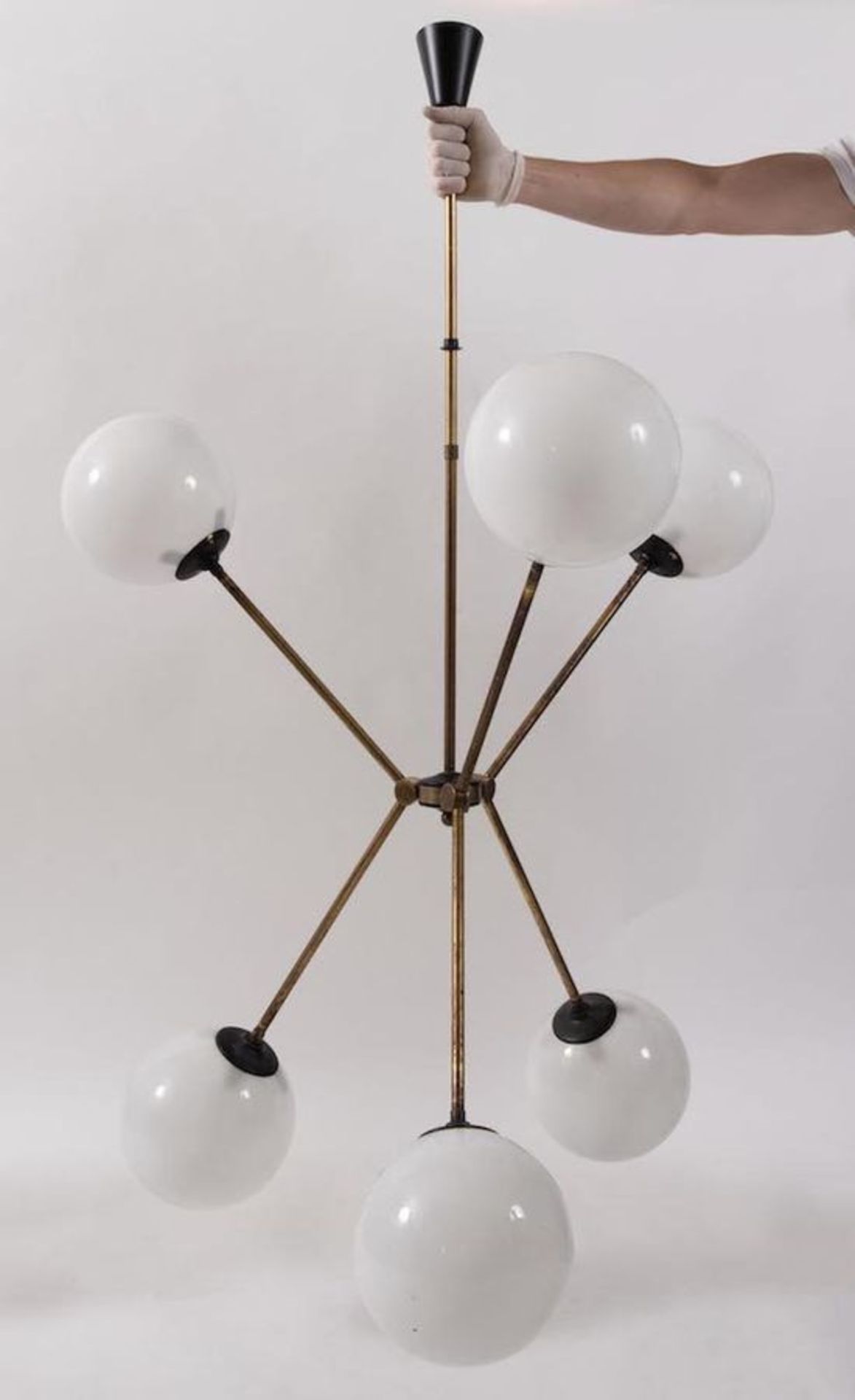 Lampadario in ottone con 6 sfere in vetro. Prod. Italia, 1960 ca. Cm 133x70x67. - Bild 2 aus 2