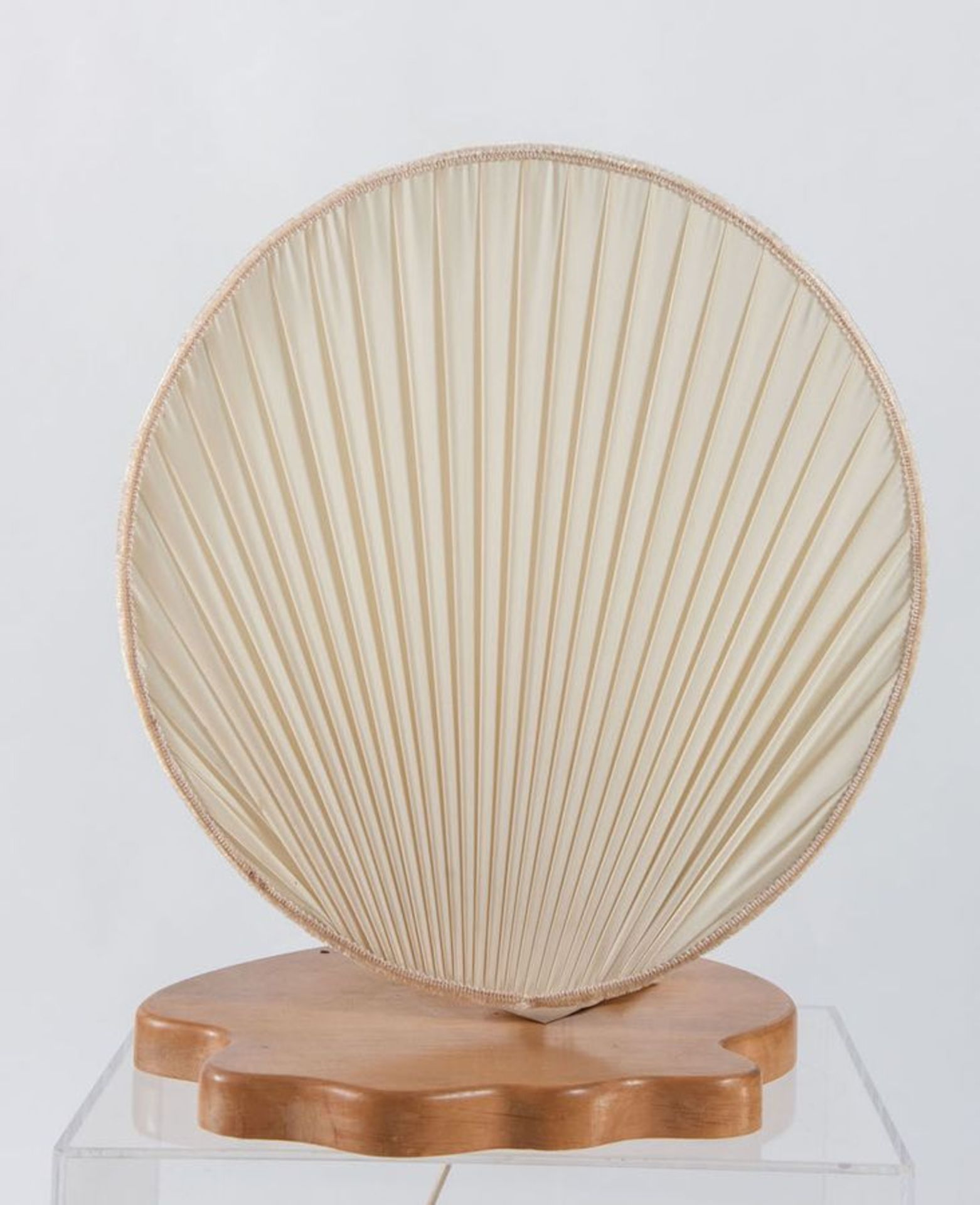 Lampada da tavolo con base in legno e paralume in tessuto con struttura in metallo. Prod. Italia, 19