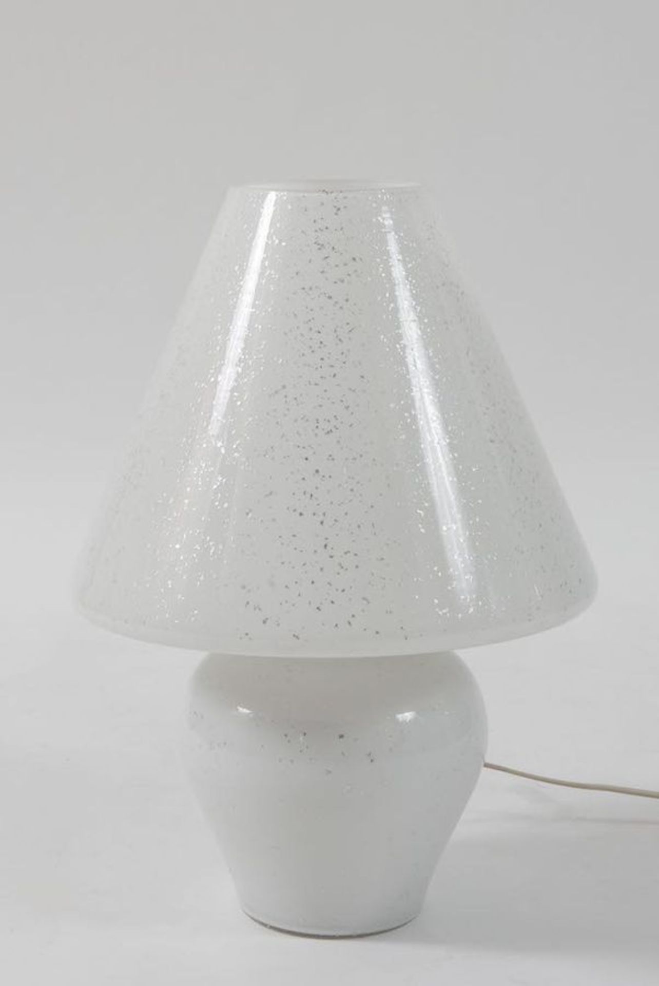 Lampada da tavolo in vetro. Prod. Italia, 1970 ca. Cm 48x35x35. - Bild 2 aus 2