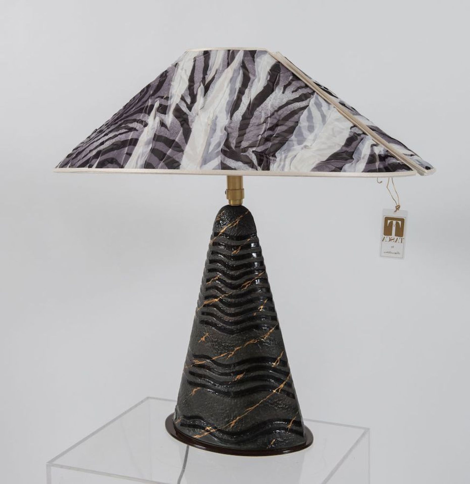 TASCA Lampada da tavolo in ceramica dipinta e struttura in ottone con paralume in tessuto; con base  - Bild 2 aus 4