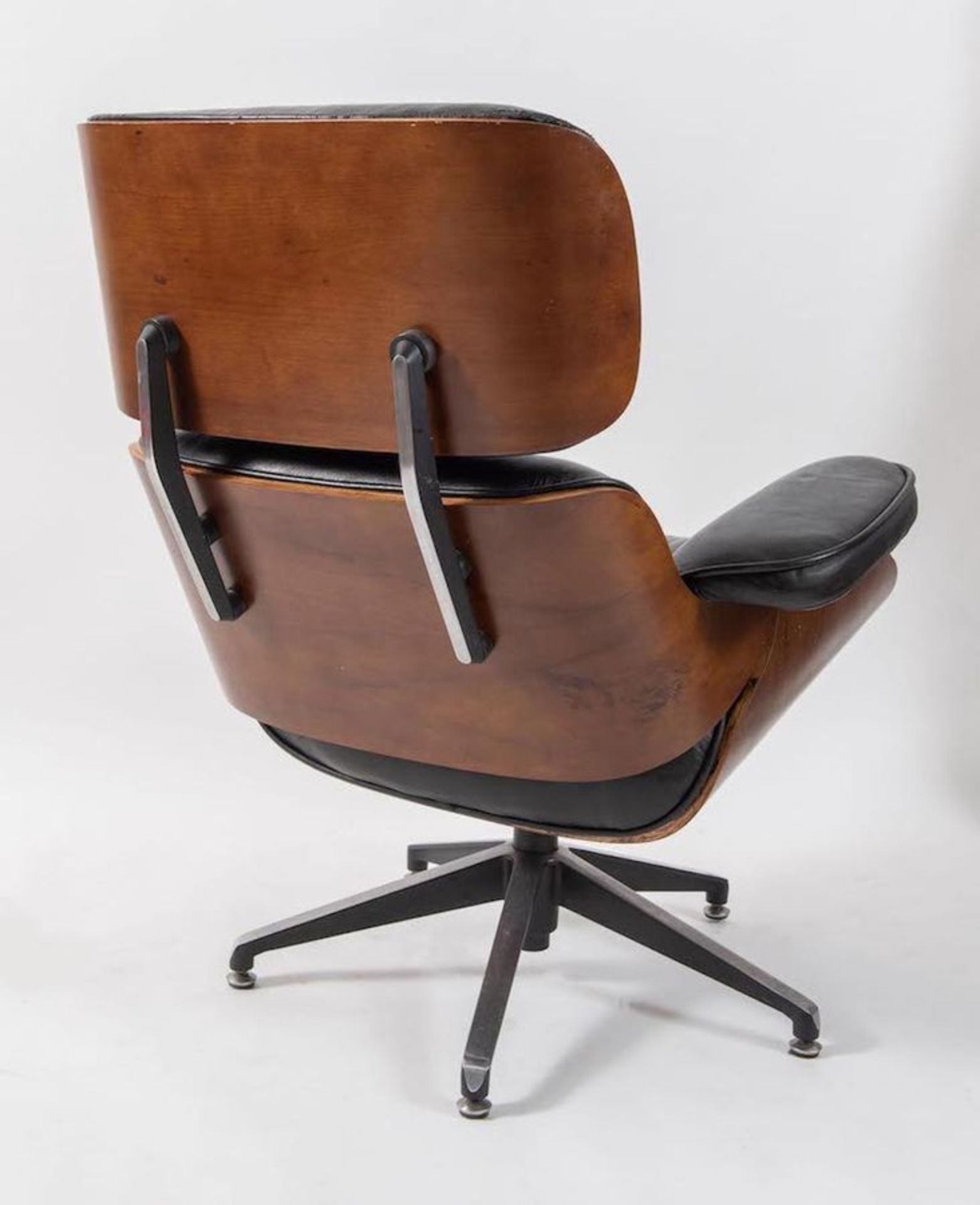 CHARLES EAMES, after. Replica della poltrona modello 670 e del poggiapiedi modello 671 in palissandr - Image 4 of 4