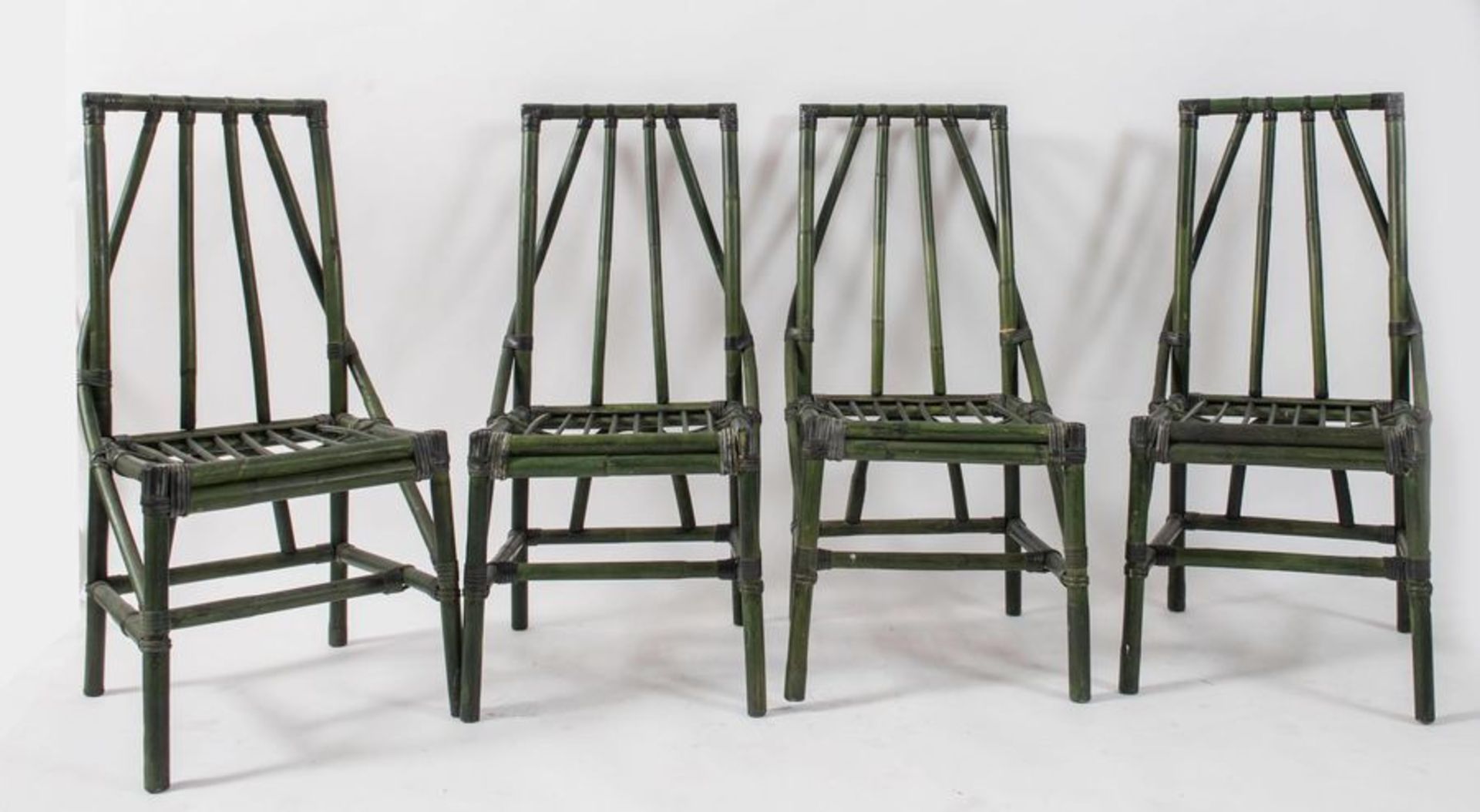 Quattro sedie in bamboo e canna d’india con legature in cuoio. Prod. Italia, 1970 ca. Cadauna di cm