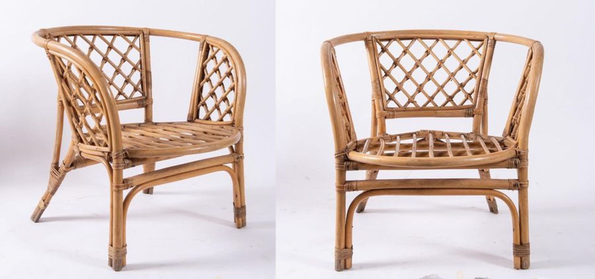Coppia di sedie in vimini e bamboo. Prod. Italia, 1970 ca. Cadauna di cm 72x70x66.