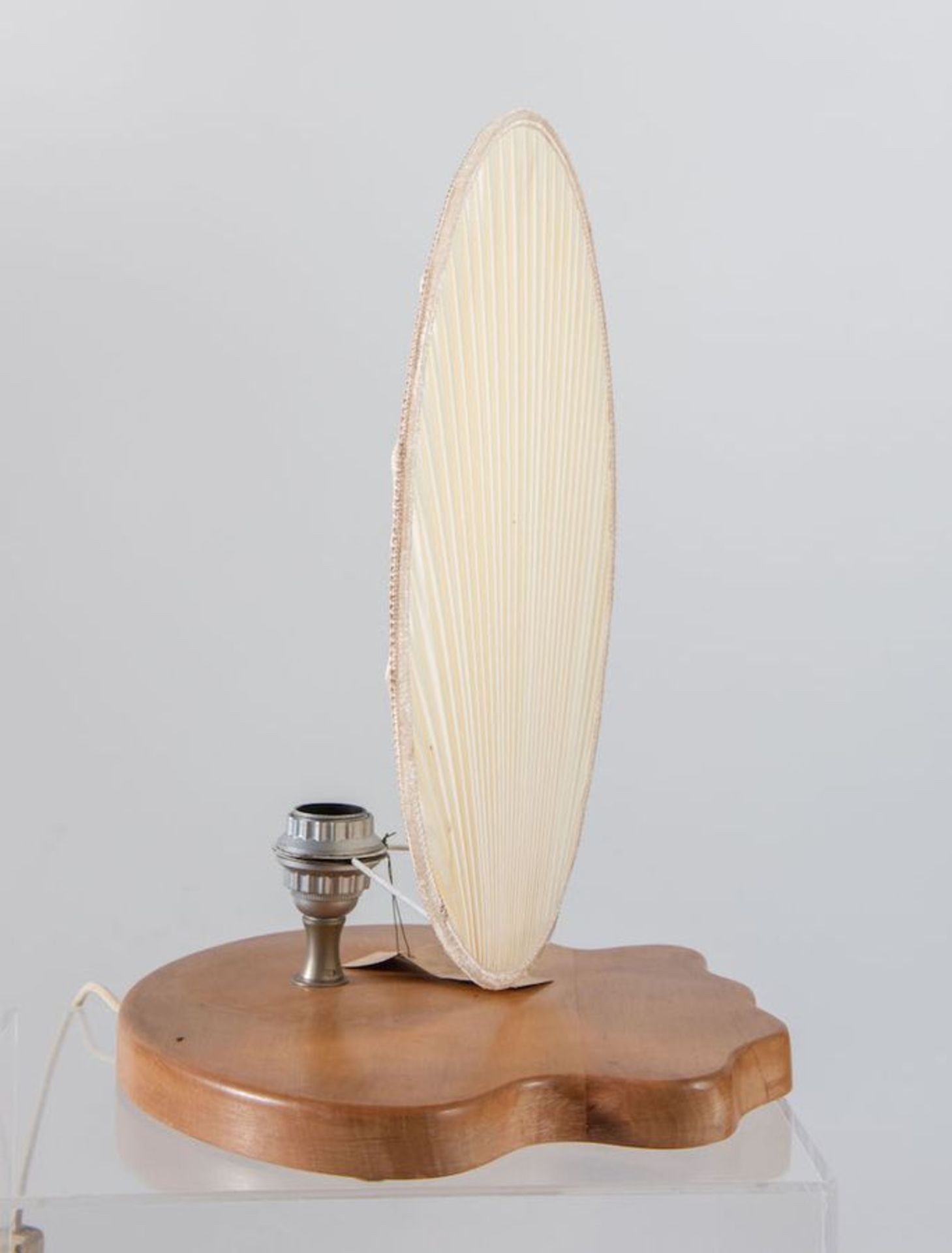 Lampada da tavolo con base in legno e paralume in tessuto con struttura in metallo. Prod. Italia, 19 - Bild 2 aus 2