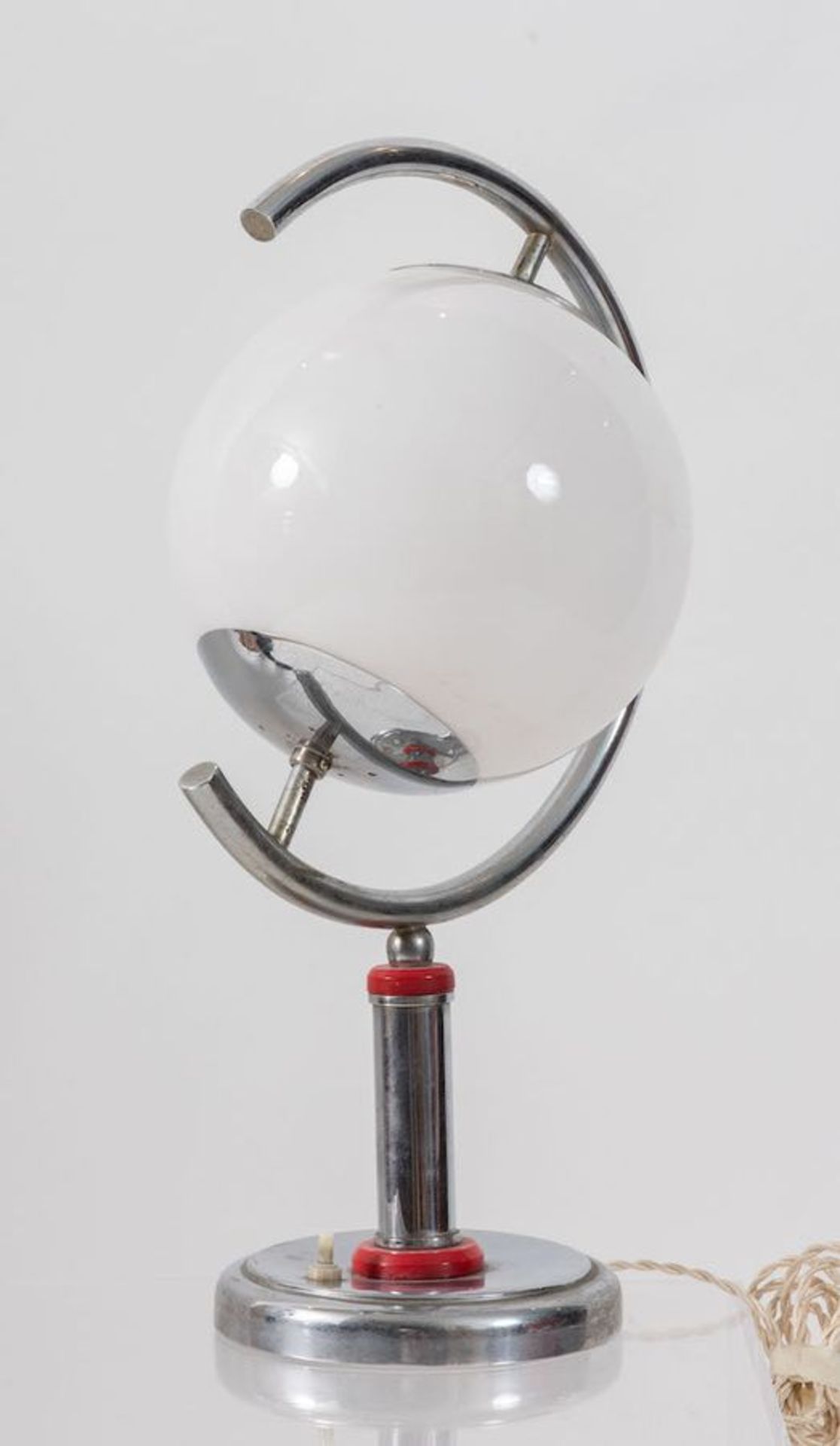 Lampada in metallo con sfera in vetro. Prod. Italia, 1940 ca. Cm 48x26x26. - Bild 2 aus 2