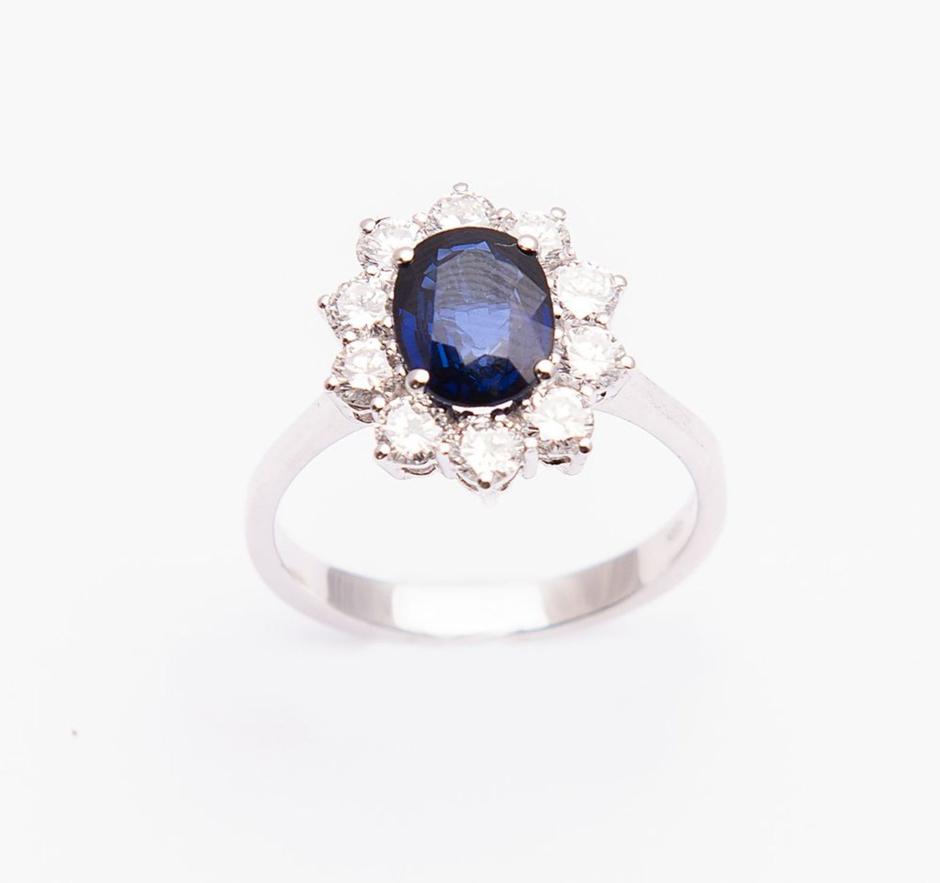 ANELLO IN ORO BIANCO, DIAMANTI E ZAFFIRO. Realizzato con zaffiro blu ovale (ct 1,93 circa) entro cor