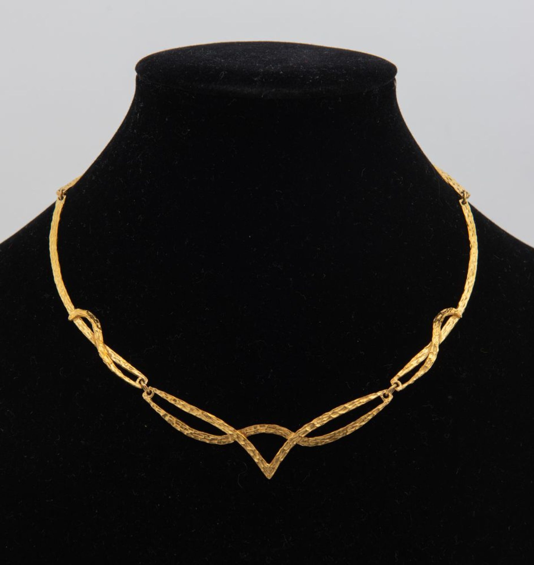 COLLANA IN ORO GIALLO. Realizzata come un collier semirigido in oro cesellato. Peso complessivo: 25,