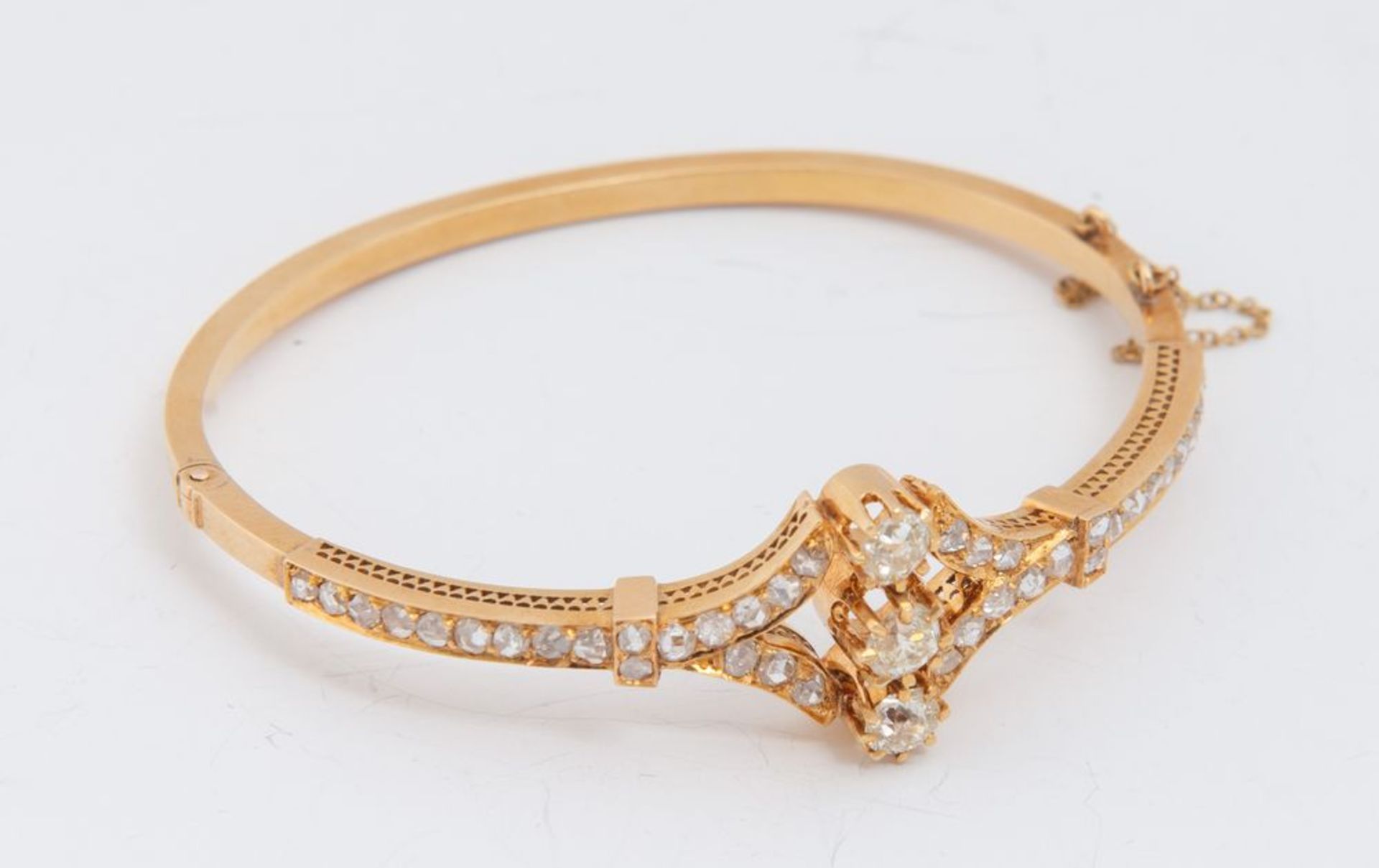 BRACCIALE IN ORO E DIAMANTI. Realizzato come un cerchio rigido decorato sommitalmente con diamanti - Image 7 of 7