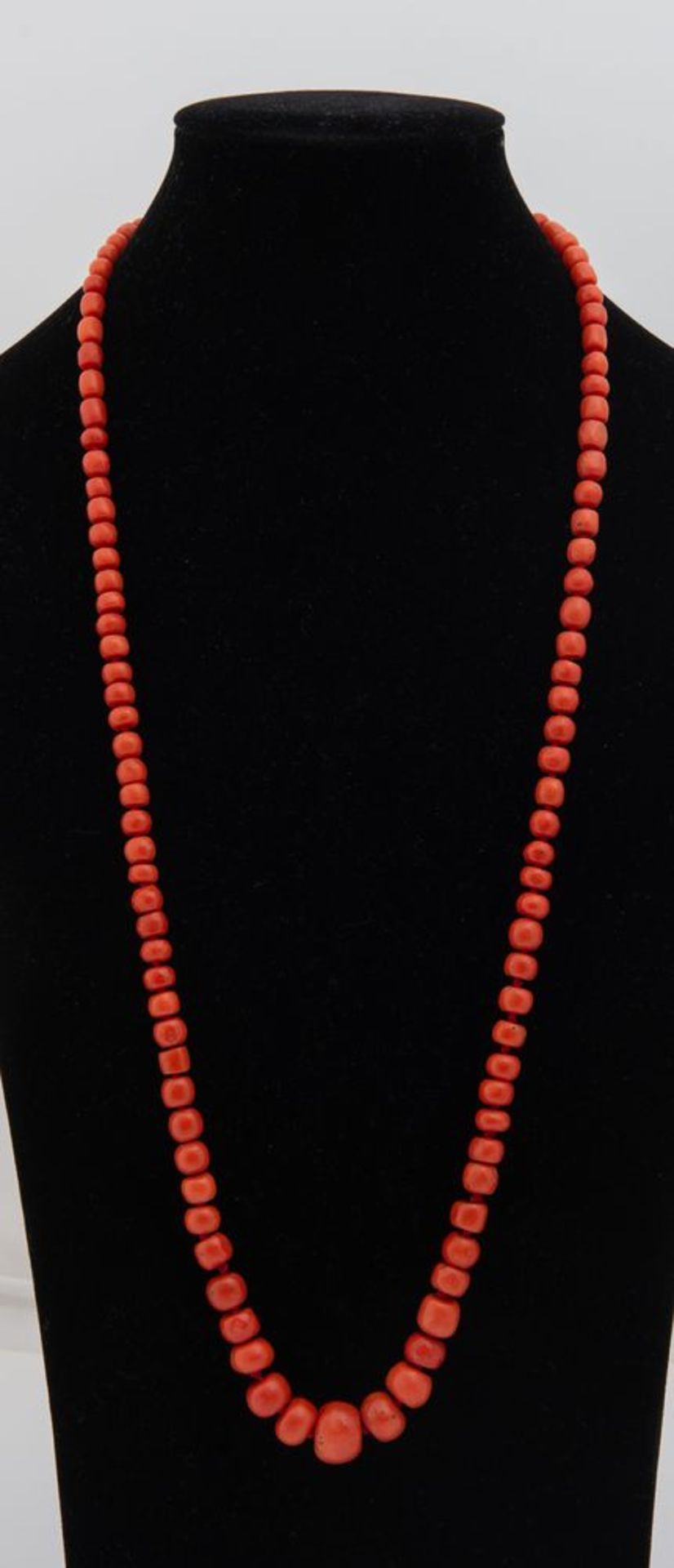 COLLANA IN ORO E CORALLI ad una fila di barilotti digradanti di corallo rosso-arancio, diametri da 4 - Bild 3 aus 3