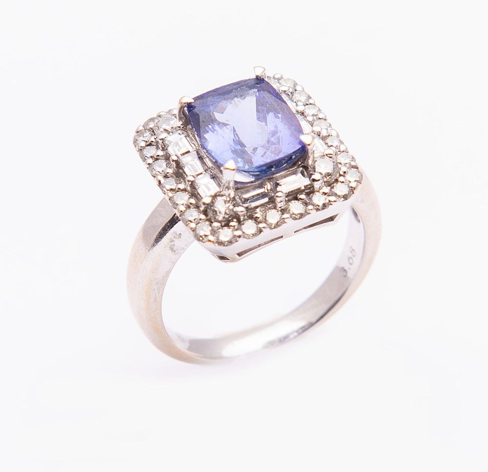 ANELLO IN ORO BIANCO, TANZANITE E DIAMANTI. Realizzato con tanzanite sfaccettata posta entro doppia