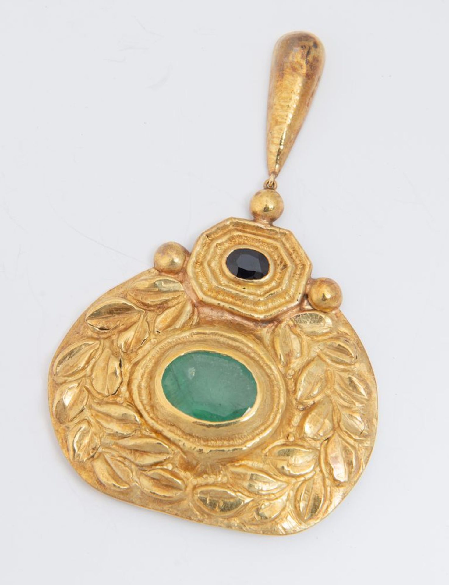 Pendente in oro, zaffiro e smeraldo.
Realizzato come un medaglione sbalzato e inciso a motivi vegeta - Bild 3 aus 3