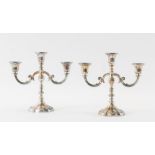 Coppia di candelabri in argento 925. Sotto la base recano punzoni: Weighted Reinforced Sterling P32.