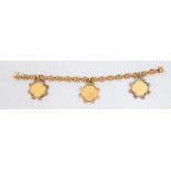 BRACCIALE IN ORO E MONETE realizzato con maglie a foggia di nodo in oro giallo 18K a cui sono sospe