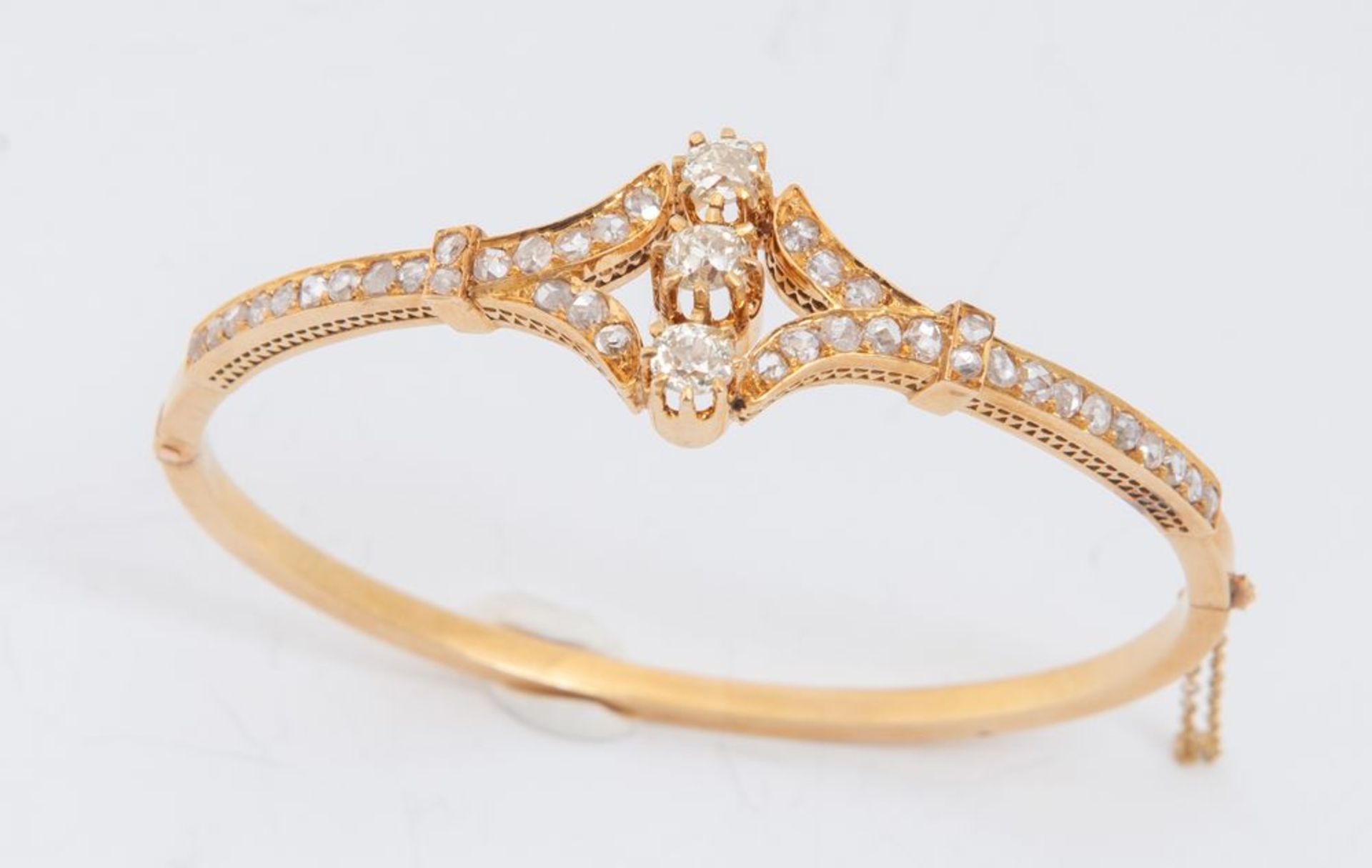 BRACCIALE IN ORO E DIAMANTI. Realizzato come un cerchio rigido decorato sommitalmente con diamanti - Image 3 of 7