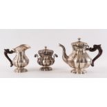 TOSATO GIOVANNI, Padova, XX secolo. Set da tè in argento 800 e manici lignei. Lotto composto da tre
