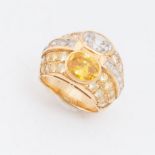 ANELLO IN ORO. Realizzato come una fascia larga decorata con gemme ad imitazioni di diamante. Peso c