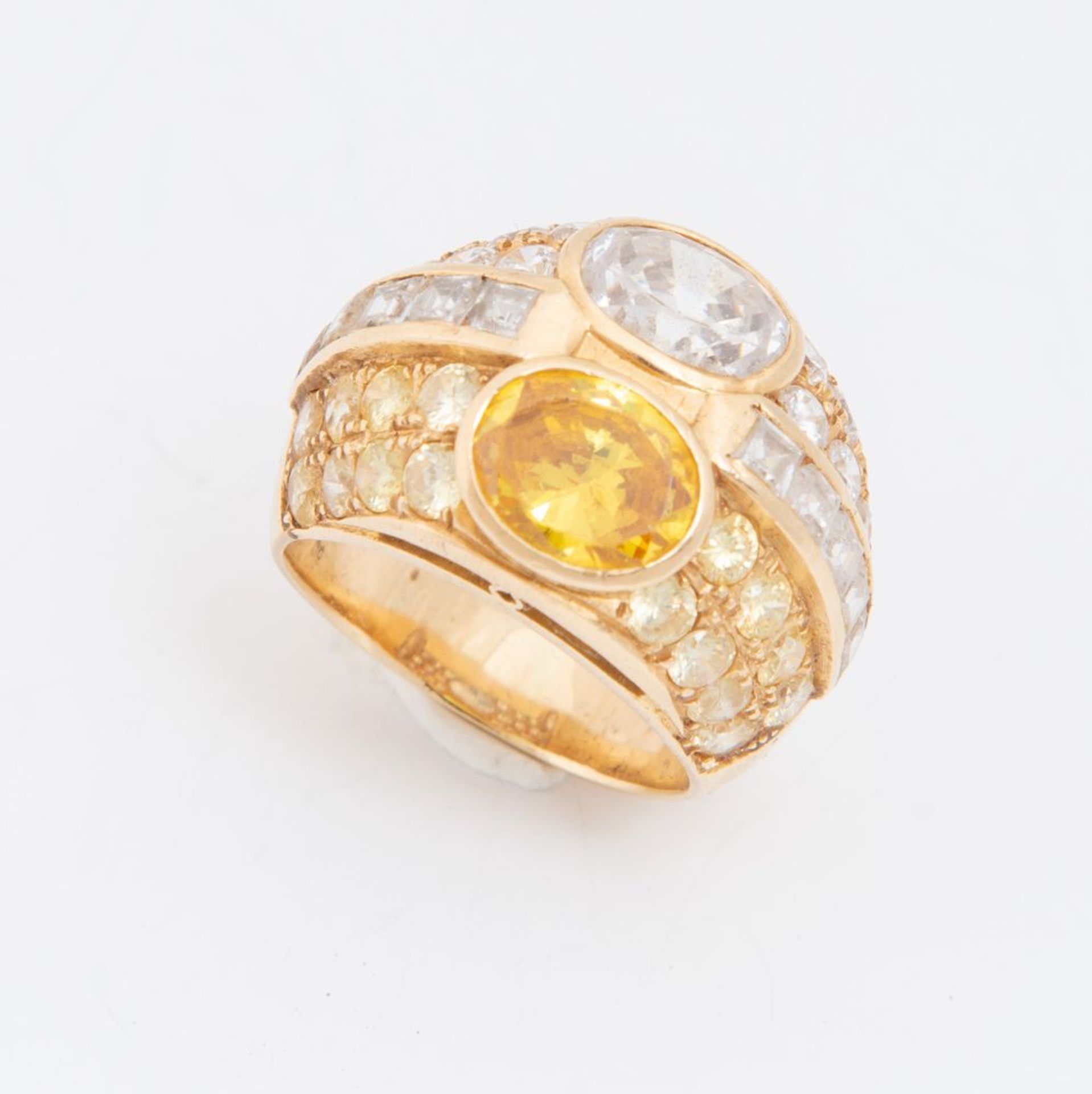 ANELLO IN ORO. Realizzato come una fascia larga decorata con gemme ad imitazioni di diamante. Peso c