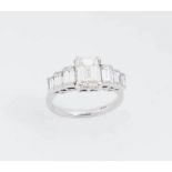 ANELLO IN ORO BIANCO E DIAMANTI. Realizzato con diamante ottagonale centrale (peso stimato 1,80 ct,