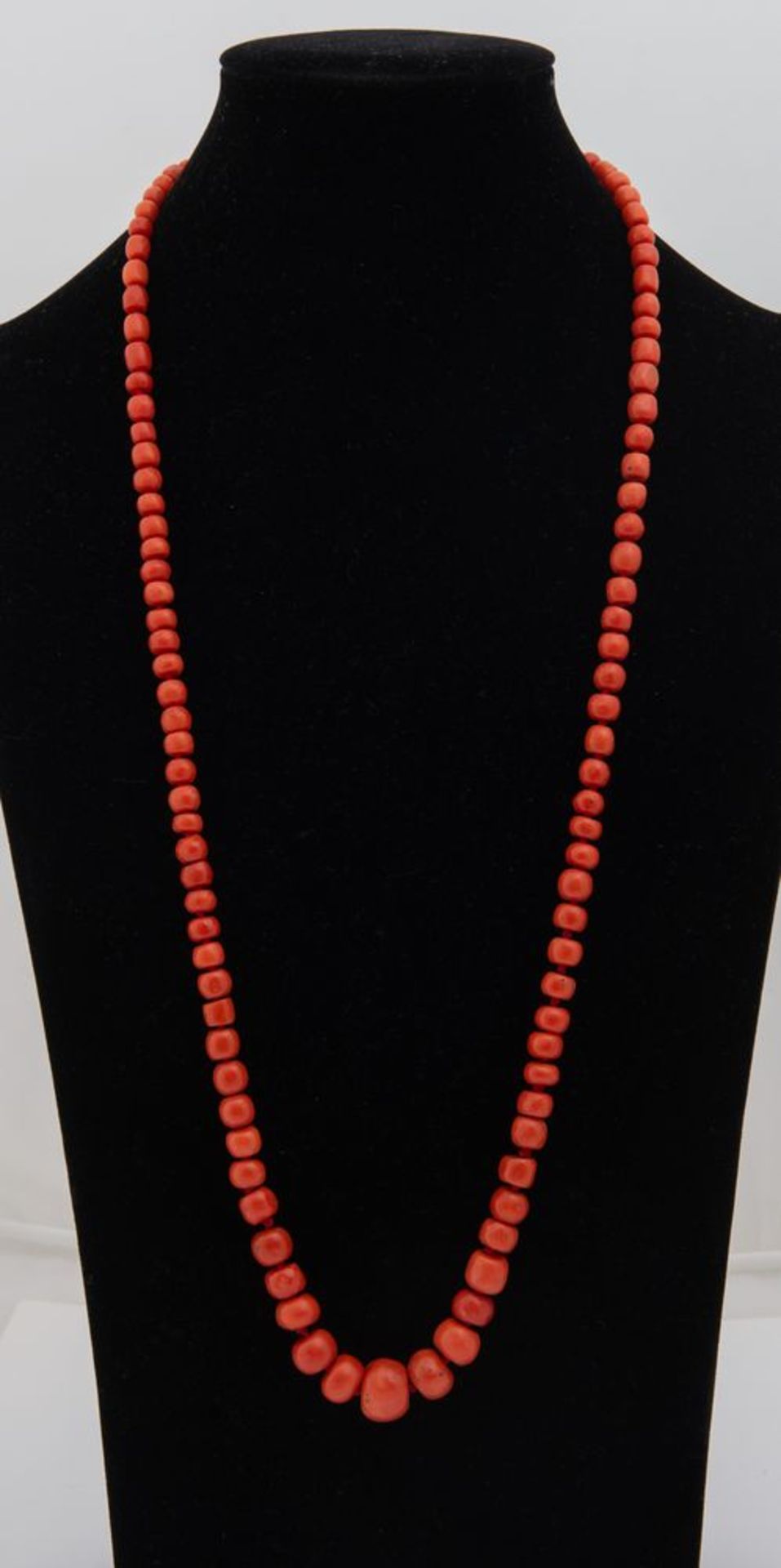 COLLANA IN ORO E CORALLI ad una fila di barilotti digradanti di corallo rosso-arancio, diametri da 4 - Bild 2 aus 3