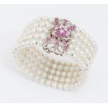 BRACCIALE RIGIDO DI PERLE realizzato a 5 fili di perle coltivate di 5,5 mm di diametro, centrato da