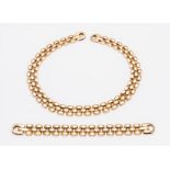 DEMIPARURE COLLANA E BRACCIALE In oro 18K, ciascuno realizzato a tre file di maglie ovali bombate. P