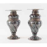 Napoli (probabilmente), XIX secolo. Coppia di vasi in argento. Non recano punzoni evidenti. Rispetti