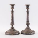 Coppia di candelabri. Non recano punzoni visibili. Cm 25x12,5. Peso complessivo: 706 gr.