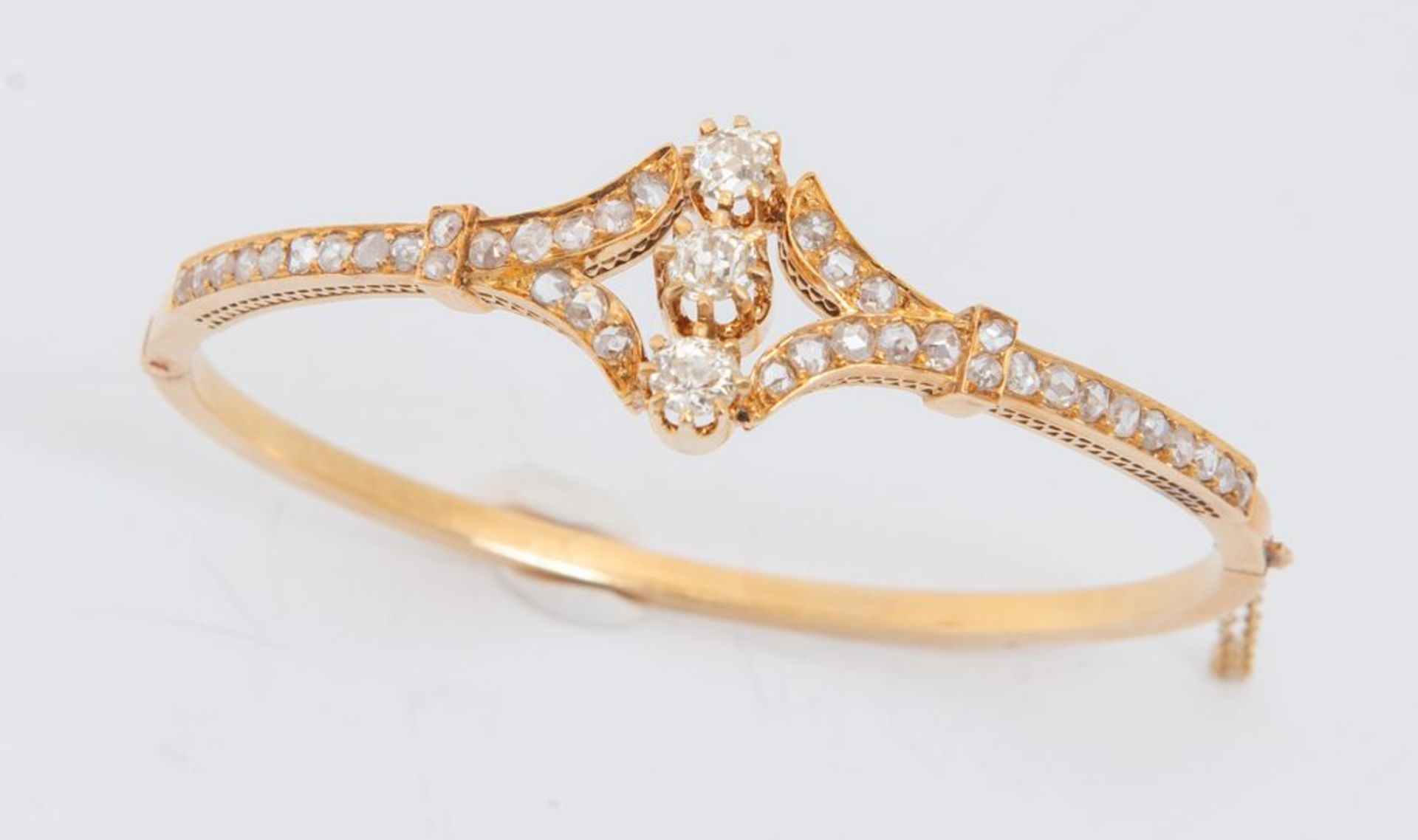 BRACCIALE IN ORO E DIAMANTI. Realizzato come un cerchio rigido decorato sommitalmente con diamanti - Bild 5 aus 7