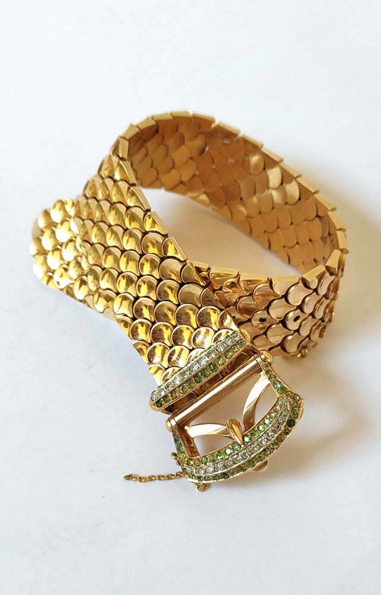 BRACCIALE IN ORO. Realizzato come un nastro lavorato a maglie con motivi geometrici, fibbia decorata