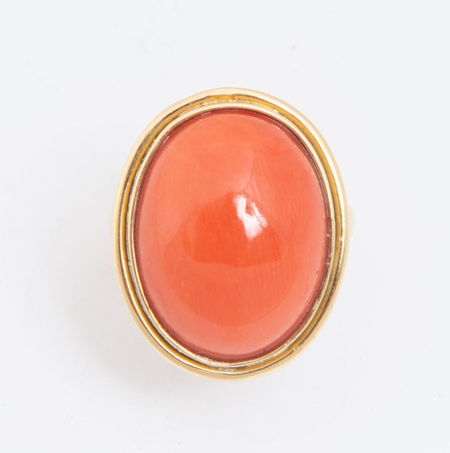 ANELLO IN ORO GIALLO E CORALLO. Realizzato con cabochon ovale in corallo rosso legato in oro giallo. - Image 4 of 4