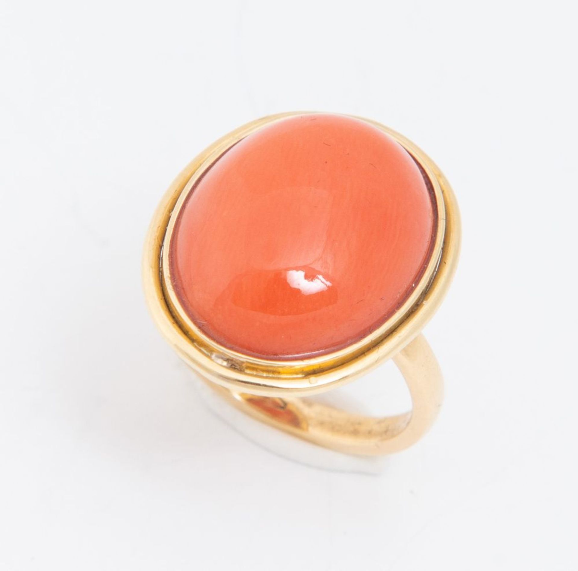 ANELLO IN ORO GIALLO E CORALLO. Realizzato con cabochon ovale in corallo rosso legato in oro giallo. - Image 3 of 4