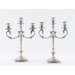 ITALIA, XX secolo. Coppia di candelabri in argento 800. Sulla base recano punzoni: 800 e losanga loc