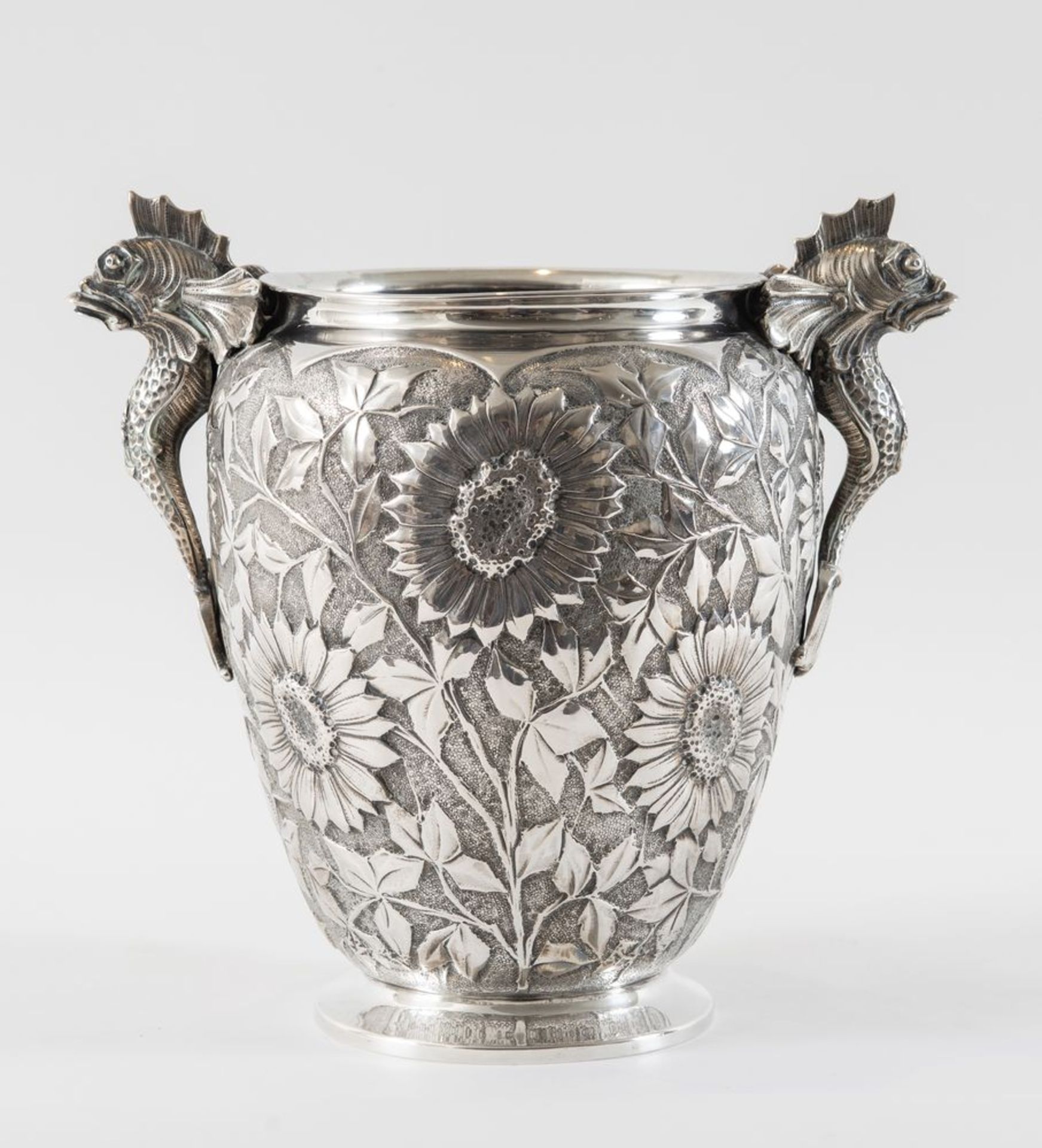 Vaso in argento 800 con prese a guisa di tritone. Sotto la base reca punzoni: 800, 800 e probabile s